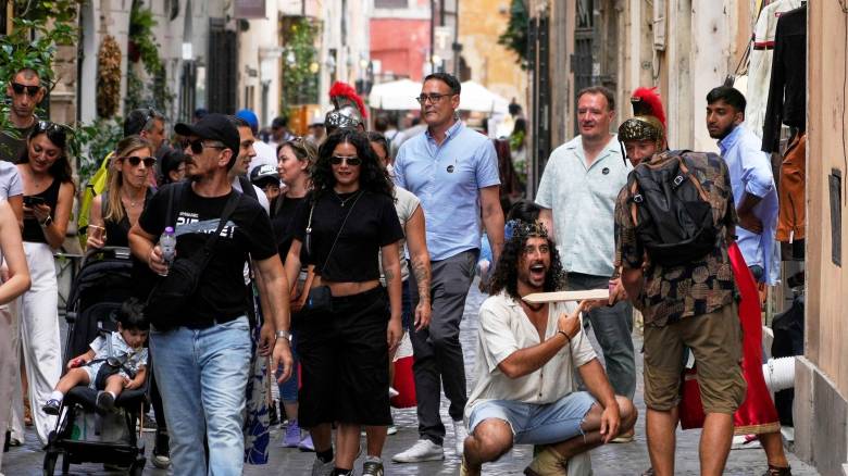 Πώς η σειρά Emily in Paris έκανε viral τη διαμονή σε ξενώνες μοναστηριών στην Ιταλία