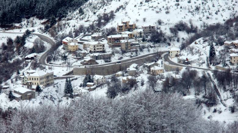 Κλειστά τα σχολεία αύριο στη Φλώρινα λόγω του χιονιά: Στα «λευκά» η πόλη