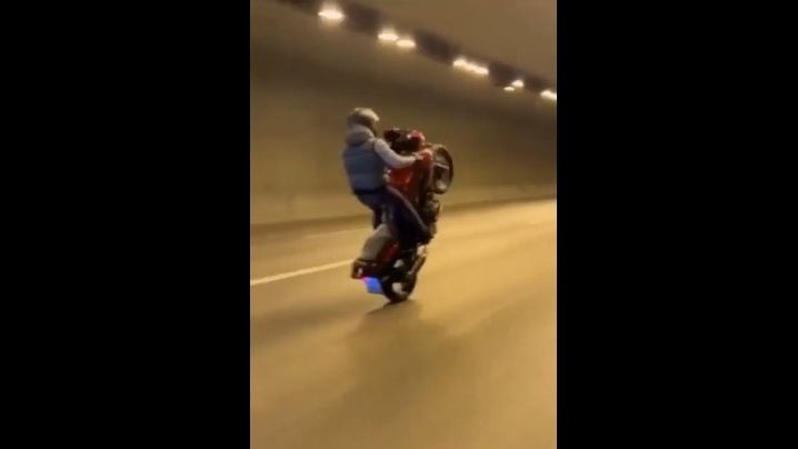 Στα χέρια των αρχών νεαροί που έτρεχαν με μηχανές και έκαναν σούζες στη λεωφόρο Αθηνών