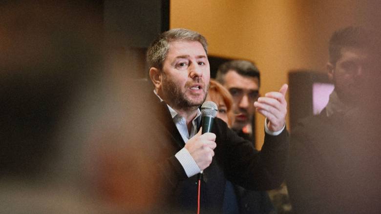 «Όχι σε κόμματα - μεσσίες»: Ρόλο σταθεροποιητικής δύναμης διεκδικεί το ΠΑΣΟΚ