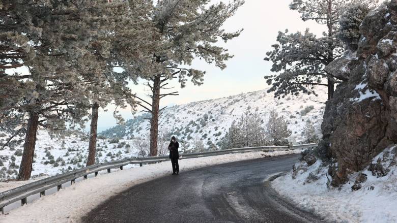 Καιρός: Χιονίζει σε Πάρνηθα και Βίλια Αττικής, στα «λευκά» οι σκεπές των σπιτιών - Δείτε φωτογραφίες