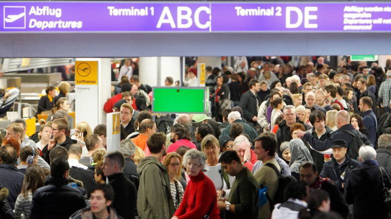 Γερμανία: Ακυρώσεις πτήσεων στο αεροδρόμιο της Φρανκφούρτης λόγω των ισχυρών χιονοπτώσεων