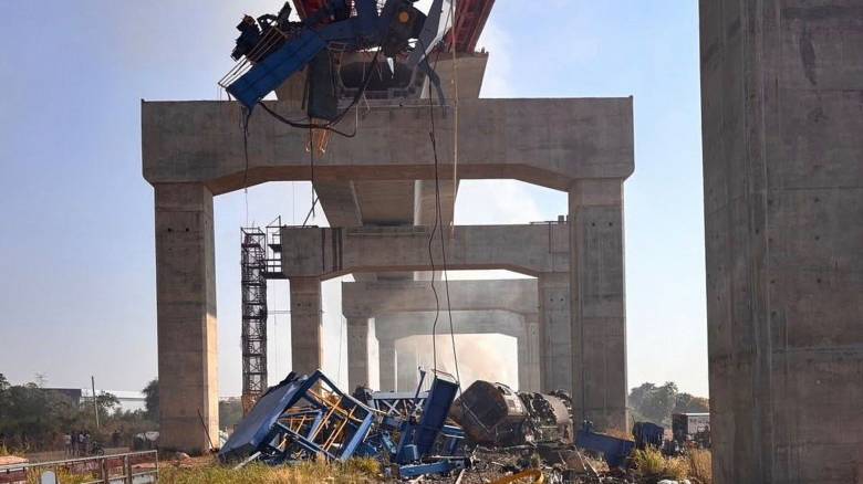 Τραγωδία στην Ταϊλάνδη: Κατέρρευσε γερανός και καταπλάκωσε τρένο - Τουλάχιστον 22 οι νεκροί