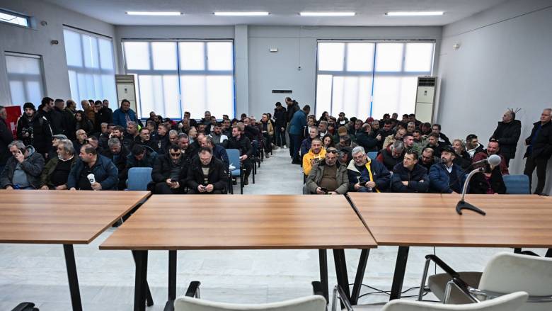 Σε εξέλιξη η πανελλαδική σύσκεψη των αγροτών στην Καρδίτσα - Αποφασίζουν για κλιμάκωση στα μπλόκα