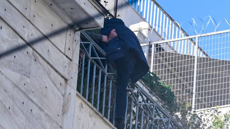 Αίσιο τέλος για τον άνδρα που απειλούσε να πέσει από κτήριο στο κέντρο της Αθήνας