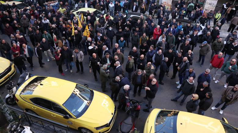 Απεργία ταξί: Η συγκέντρωση και πορεία των οδηγών στο κέντρο της Αθήνας