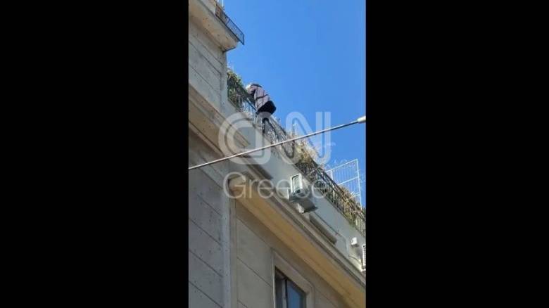 Συναγερμός: Άνδρας απειλεί να πέσει από κτήριο στο κέντρο της Αθήνας