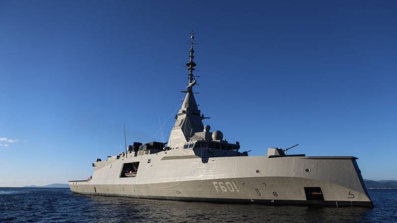 Συνάντηση Δένδια με τη Γαλλίδα ομόλογό του C. Vautrin στη Φρεγάτα «Κίμων»