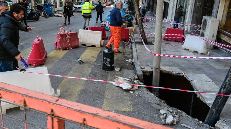 Καθίζηση οδοστρώματος στη βασιλέως Γεωργίου στο Παγκράτι - Παρασύρθηκε κολώνα φωτισμού