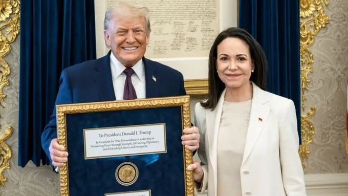 Η Ματσάδο παρέδωσε στον Τραμπ το Νόμπελ Ειρήνης: «Μια τόσο υπέροχη χειρονομία αμοιβαίου σεβασμού»