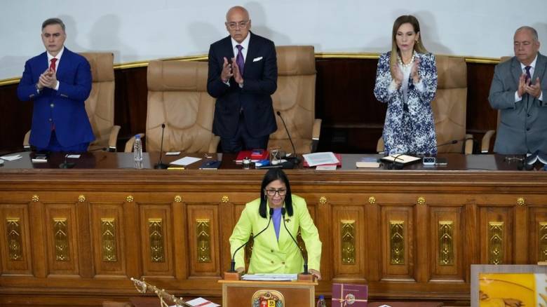 Πώς η Ντέλσι Ροντρίγκεζ παγιώνει την εξουσία της στη Βενεζουέλα μετά την ανατροπή Μαδούρο