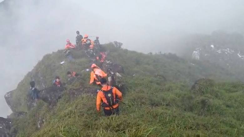 Ινδονησία: Οι αρχές εντόπισαν τα συντρίμια του αεροσκάφους με τους 11 επιβάτες