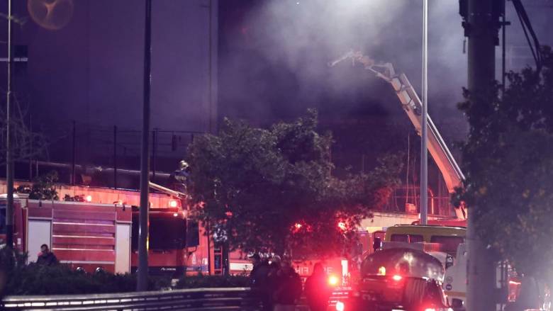 Υπό μερικό έλεγχο η φωτιά στο Πέραμα - 112 και έκκληση να μείνουν σπίτια τους οι πολίτες