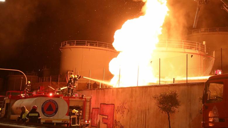 Υπό μερικό έλεγχο η φωτιά στο Πέραμα - 112 και έκκληση να μείνουν σπίτια τους οι πολίτες