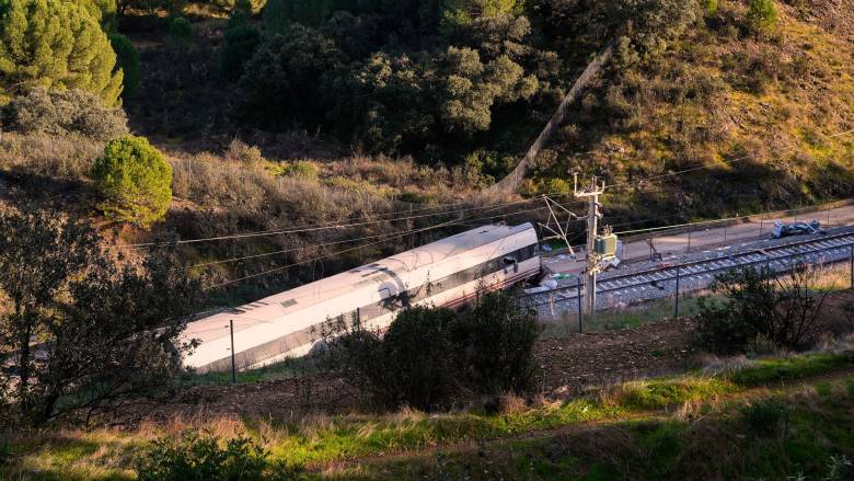 Σιδηροδρομικό δυστύχημα στην Ισπανία: Φθαρμένο αρμό στις σιδηροτροχιές βρήκαν οι ειδικοί