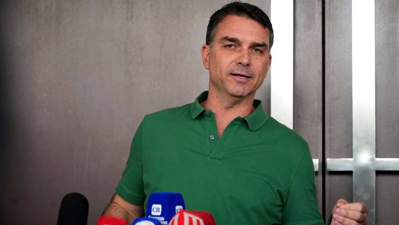 Βραζιλία: Οριακό δημοσκοπικό προβάδισμα του υιού Μπολσονάρου έναντι του Λούλα