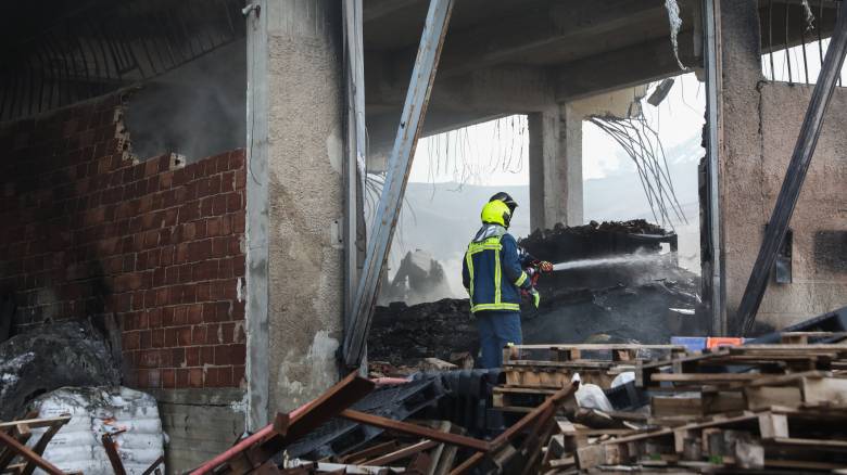 Σε εξέλιξη η μεγάλη πυρκαγιά σε εργοστάσιο πλαστικών στο Μενίδι - Περιορίζεται ο κίνδυνος επέκτασης