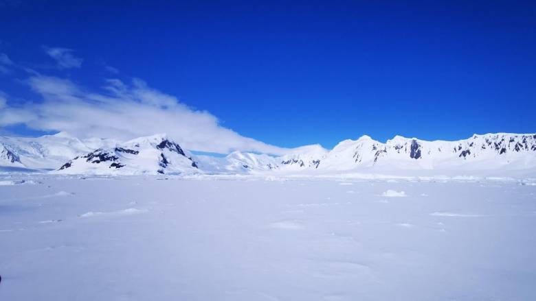 Νέος χάρτης της Ανταρκτικής αποκαλύπτει κρυμμένα βουνά, λίμνες και πεδιάδες κάτω από τον πάγο