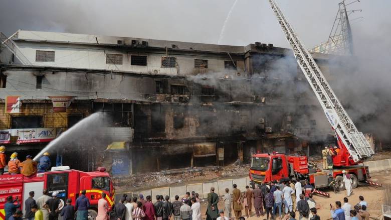 Πακιστάν: 11 νεκροί, περισσότεροι από 60 αγνοούμενοι σε πυρκαγιά σε εμπορικό κέντρο στο Καράτσι