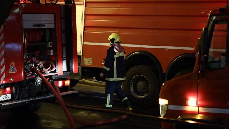 Σε εξέλιξη η μεγάλη πυρκαγιά σε εργοστάσιο πλαστικών στο Μενίδι - Περιορίζεται ο κίνδυνος επέκτασης