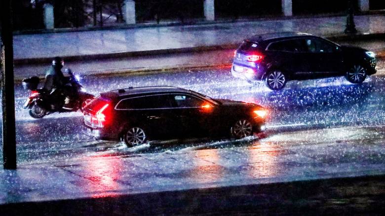 Συναγερμός για την κακοκαιρία: Κλειστά σχολεία, μηνύματα από το 112 και γενική επιφυλακή