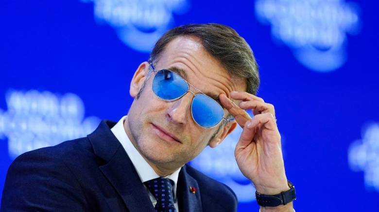 Με γυαλιά αεροπόρου και στο Νταβός ο Εμανουέλ Μακρόν - Λόγω του προβλήματος με τα μάτια του