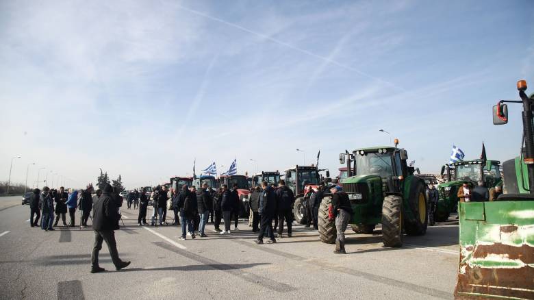 Αγρότες: Παραμένουν τα τρακτέρ στα Μάλγαρα, με ανοιχτούς τους δρόμους