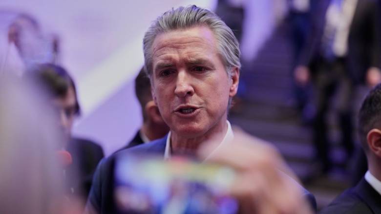 ΗΠΑ: Ο κυβερνήτης της Καλιφόρνιας καλεί τους Ευρωπαίους να «επιβληθούν» στον «αδύναμο» Τραμπ