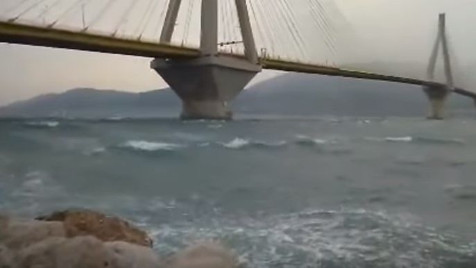 Θυελλώδεις άνεμοι «σφυροκοπούν» τη Δυτική Ελλάδα - Φτάνουν τα 130 χλμ/ώρα