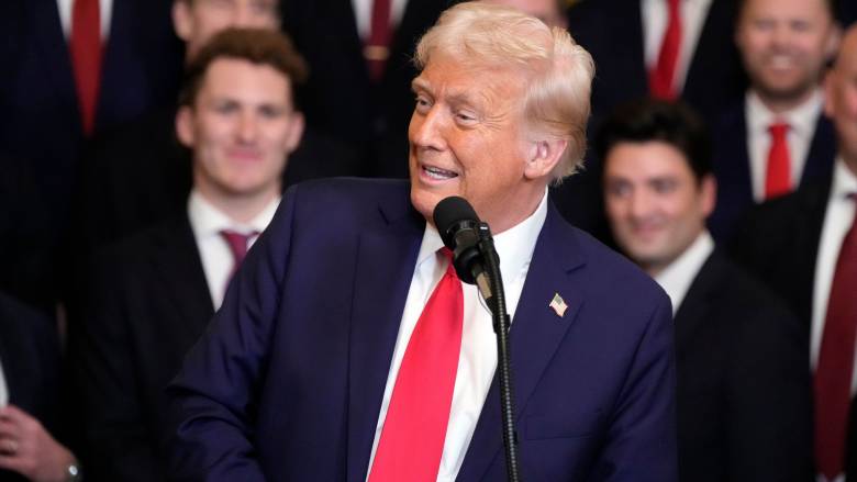 Έτοιμος για δασμούς στην Ευρώπη ο Τραμπ - Απειλεί για 200% στα γαλλικά κρασιά