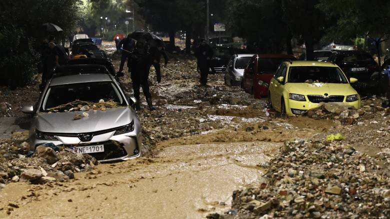 Φονική κακοκαιρία: Δύο νεκροί σε Γλυφάδα και παράλιο Άστρος - Εικόνες χάους και καταστροφής