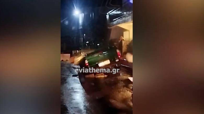 Απίστευτες εικόνες στην Αμάρυνθο της Εύβοιας - «Βούλιαξαν» αυτοκίνητα από την κακοκαιρία