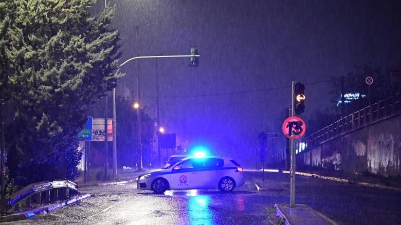 Κακοκαιρία: Κατολισθήσεις στον Ωρωπό - Απεγκλωβίστηκε η οικογένεια στον Κάλαμο