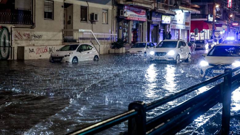 Κακοκαιρία: Ξεχείλησε ξανά ο αγωγός λυμάτων στην Λεωφόρο Ποσειδώνος