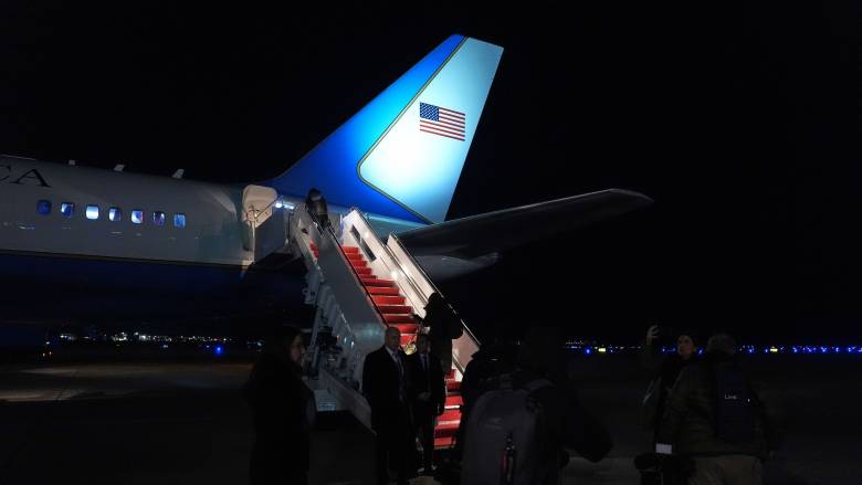 Αναχώρησε ξανά για Νταβός ο Τραμπ μετά την περιπέτεια στον αέρα με το Air Force One