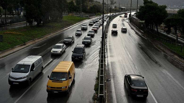 Ανατροπή οχήματος μετά τα διόδια Αφιδνών - Διακοπή κυκλοφορίας σε αυτοκινητόδρομο στα Σπάτα