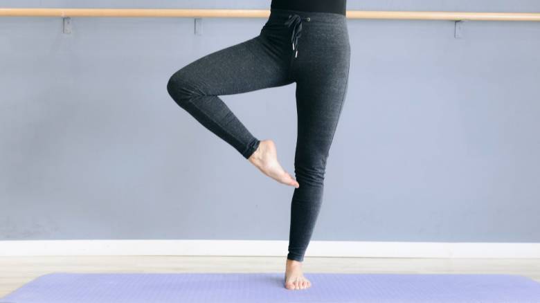 Τα εκπληκτικά οφέλη που έχει για το σώμα και το μυαλό η ισορροπία στο ένα πόδι