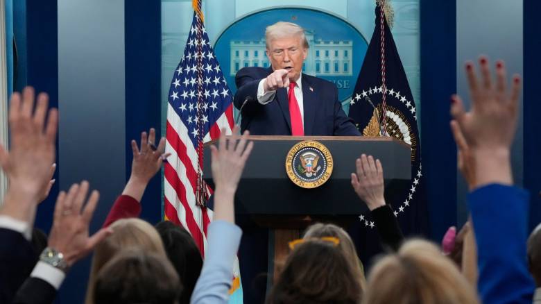 «Ο θεός είναι περήφανος για το έργο μου»: Ο Τραμπ συμπληρώνει έναν χρόνο στον Λευκό Οίκο