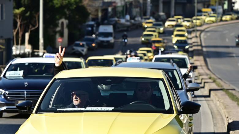 Συνεχίζεται για δεύτερη μέρα η απεργία των οδηγών ταξί στην Αθήνα - «Χειρόφρενο» και στη Θεσσαλονίκη