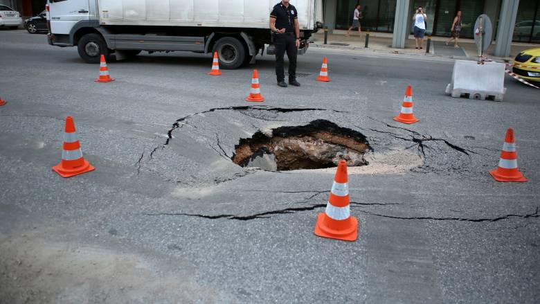 Κακοκαιρία: Καθίζηση εδάφους στο Γραμματικό - Τραυματίστηκε οδηγός