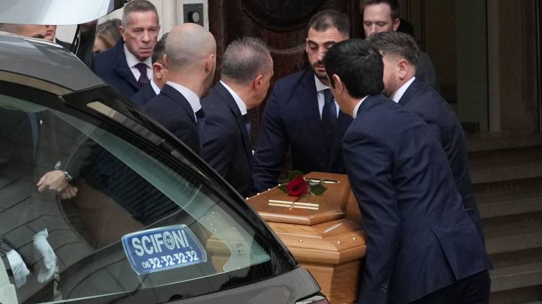 Σε λαϊκό προσκύνημα η σορός του σχεδιαστή μόδας Βαλεντίνο