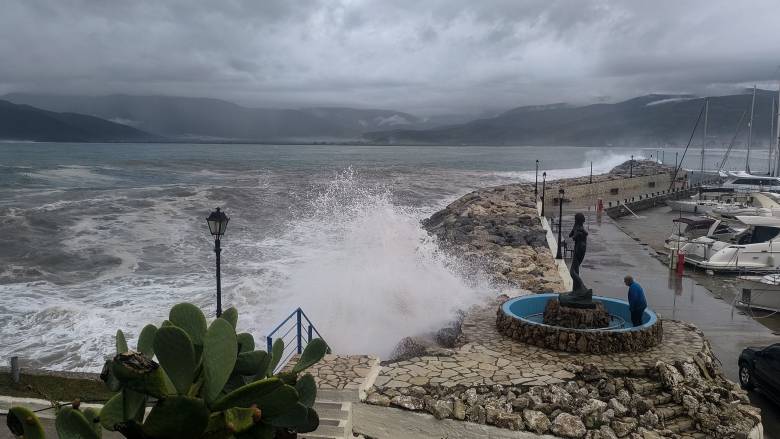 Ο λιμενικός στην Κυνουρία λίγο πριν παρασυρθεί είχε σώσει μικρό παιδί που πάλευε με τα κύματα
