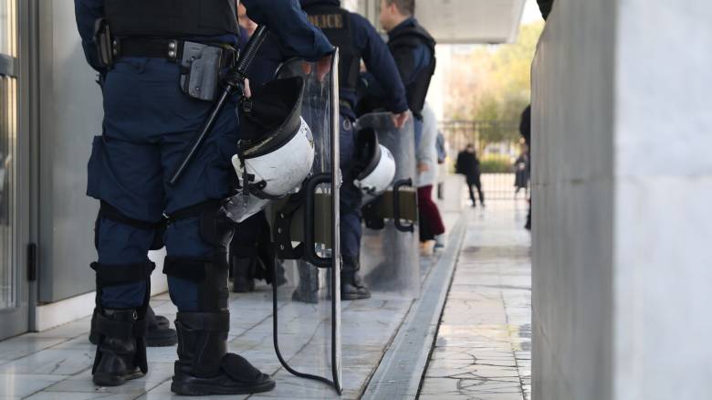 Αναβλήθηκε η δίκη για τον βιασμό της 12χρονης στον Κολωνό: Προπηλάκισαν κατηγορούμενο