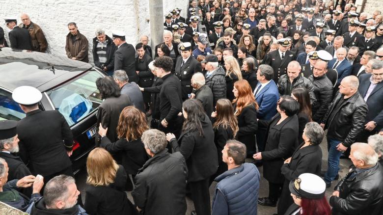 Οδύνη στην κηδεία του 53χρονου λιμενικού: Ζητήθηκε η Βουλή να «υιοθετήσει» το παιδί του
