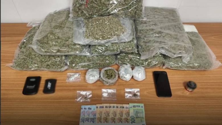 Συνελήφθη 33χρονος που προσπάθησε να εισάγει οκτώ κιλά κάνναβης με ταχυδρομικό δέμα