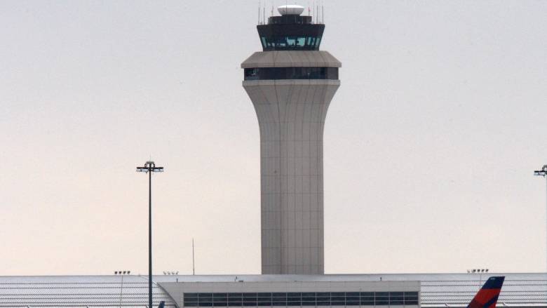 Αυτοκίνητο προσέκρουσε σε γκισέ εισιτηρίων στο αεροδρόμιο του Ντιτρόιτ – Έξι τραυματίες (Βίντεο)