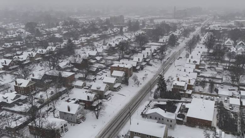 Συναγερμός σε δώδεκα πολιτείες των ΗΠΑ για ακραία χιονοθύελλα: Πάνω από 10.000 πτήσεις ακυρώθηκαν