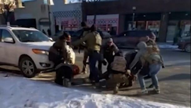 Βίντεο ντοκουμέντο από την στιγμή που οι άνδρες της ICE πυροβολούν εξ’ επαφής τον 37χρονο