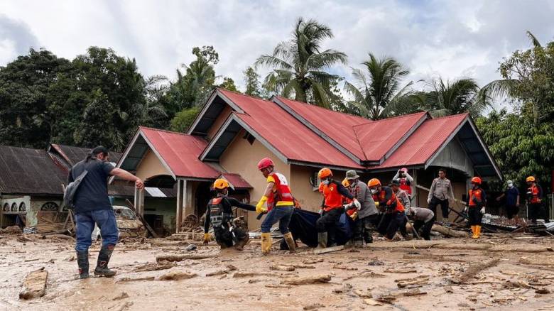 Ινδονησία: Αγωνιώδεις έρευνες για τους 80 αγνοούμενους ύστερα από κατολίσθηση – Δέκα νεκροί