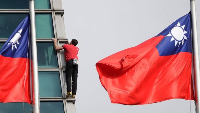 Κόβει την ανάσα αναρριχητής στην Ταϊβάν - Ανέβηκε σε ουρανοξύστη χωρίς εξοπλισμό ασφαλείας